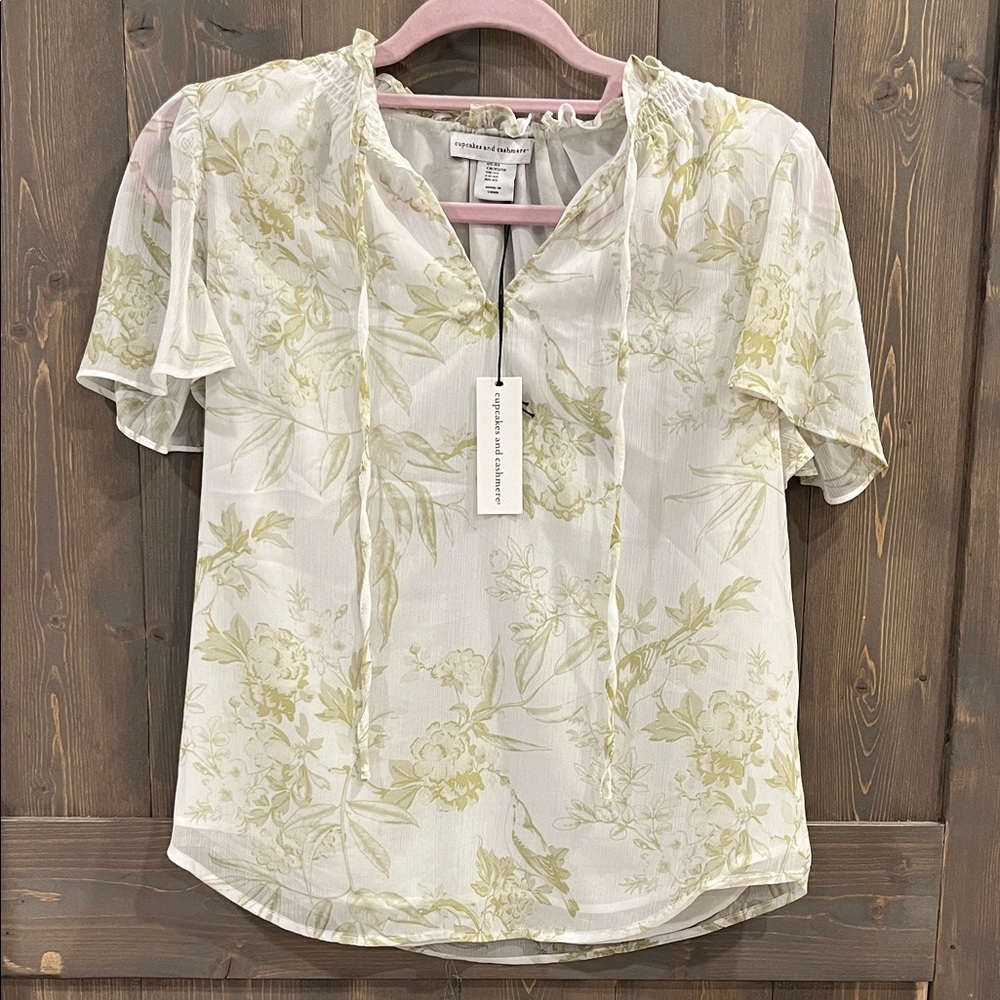 ⭐️5/$20cupcakes & cashmere Light Floral Blouse
